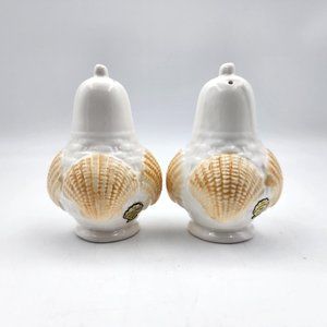 Vintage Beachcomber Seashell Buoy Shaped Salt & Pepper Shakers Set 3.75 in 1983